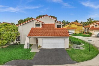 17532 NW 61st Ct N in Hialeah, FL - Building Photo - Building Photo