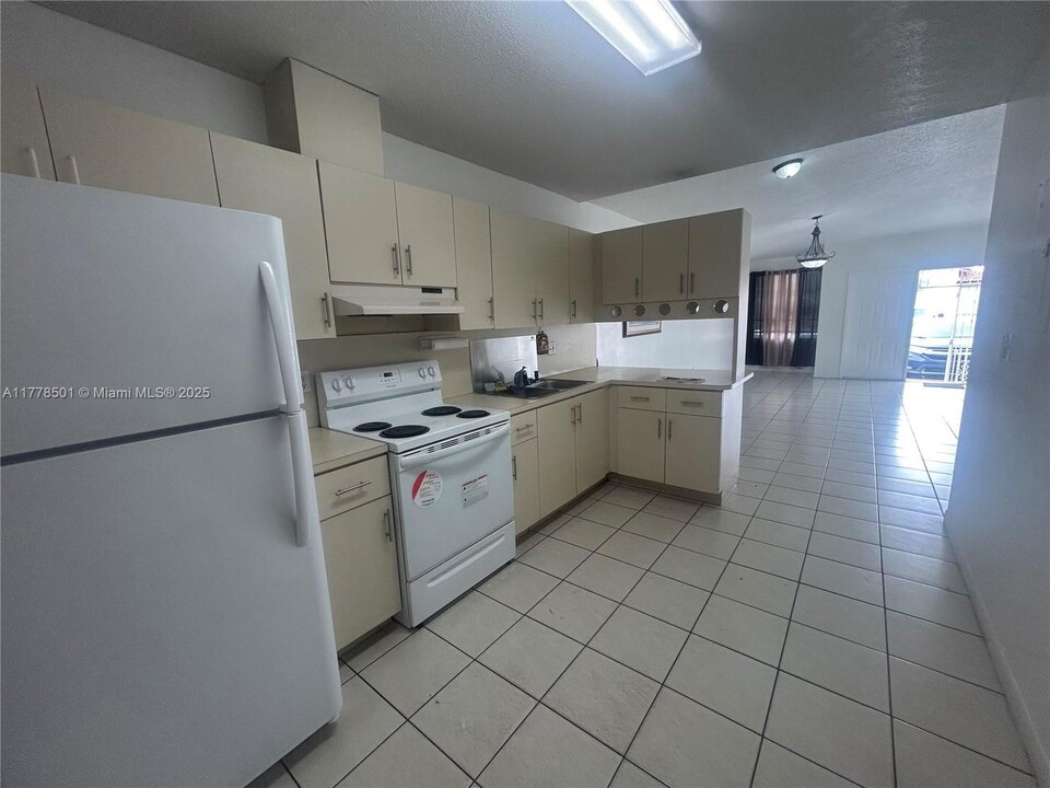 8923 NW 121st St in Hialeah Gardens, FL - Building Photo