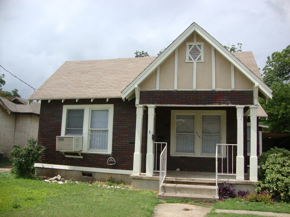 215 Jennings Ave in San Antonio, TX - Building Photo