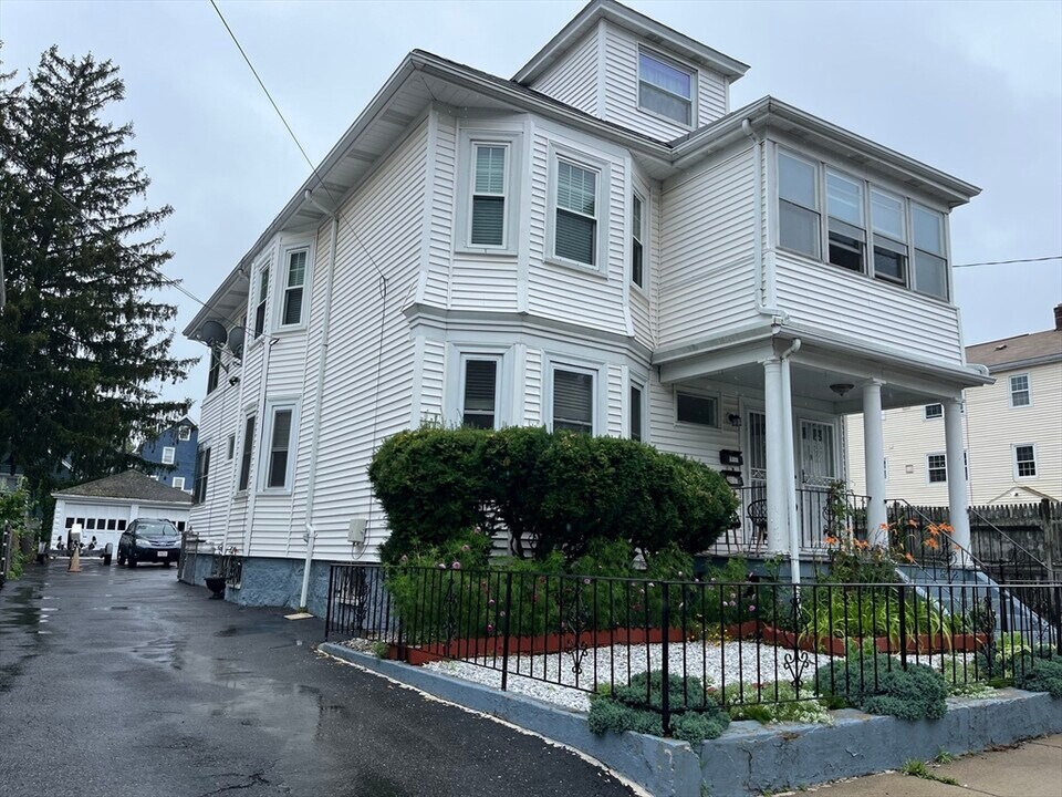 9 Hutchinson St in Boston, MA - Building Photo
