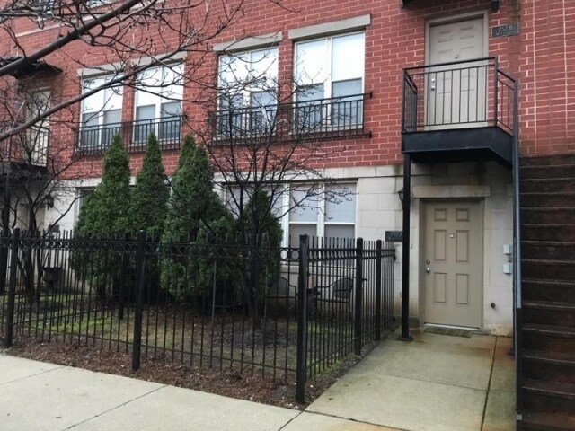 757 W Evergreen Ave, Unit A in Chicago, IL - Building Photo