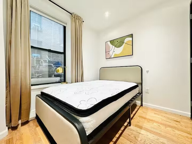 Furnished room/NOT APARTMENT, Unit 2D in New York, NY - Foto de edificio - Building Photo