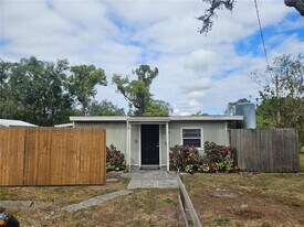 5314 Oakwood Ct in Tampa, FL - Building Photo