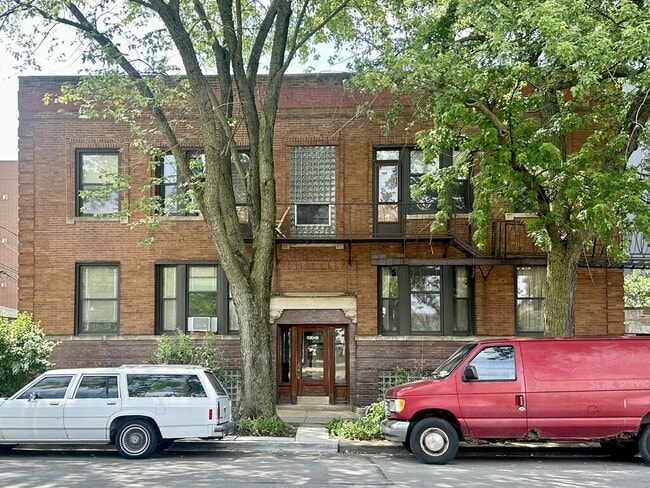 property at 2821 W Shakespeare Ave