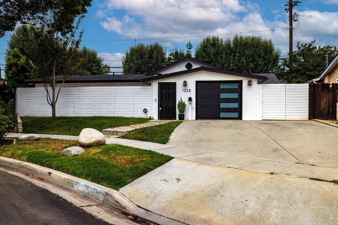 1223 N Studebaker Rd in Long Beach, CA - Building Photo