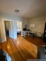 435 Hanover St, Unit 4D in Boston, MA - Building Photo