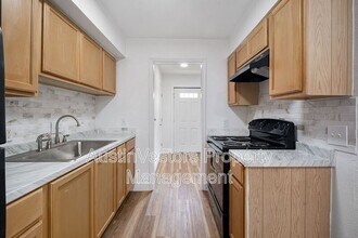 2217 Mission Hill Dr in Austin, TX - Building Photo - Building Photo