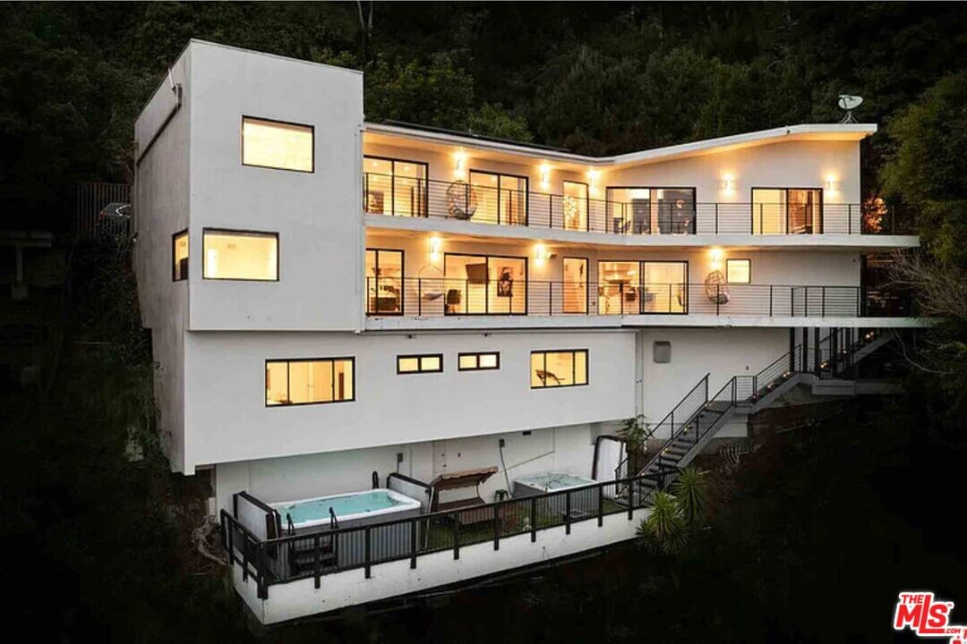 8514 Hillside Ave in Los Angeles, CA - Building Photo
