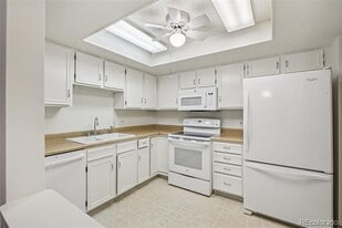 14300 E Marina Dr in Aurora, CO - Building Photo