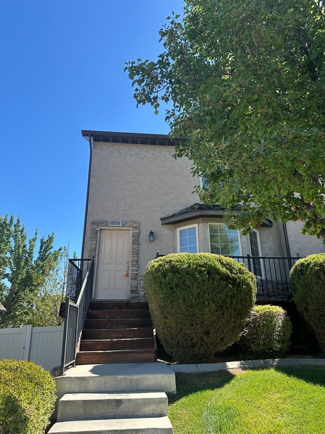 4534 Lake Springs Ln in Millcreek, UT - Building Photo - Building Photo