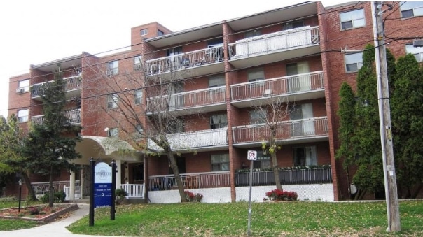 Commodore Apartments in Hamilton, ON - Building Photo