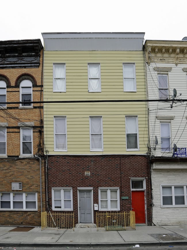 1142 Summit Ave in Jersey City, NJ - Foto de edificio - Building Photo