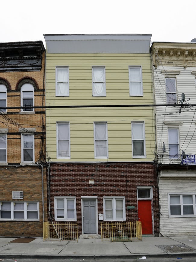 1142 Summit Ave in Jersey City, NJ - Building Photo - Building Photo