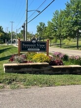 1325 S Maple Rd in Ann Arbor, MI - Foto de edificio - Building Photo