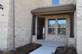 6804 Henry Dr in North Richland Hills, TX - Building Photo - Building Photo