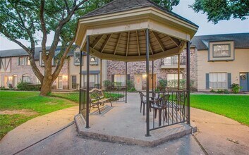 14703 Barryknoll Ln in Houston, TX - Foto de edificio - Building Photo