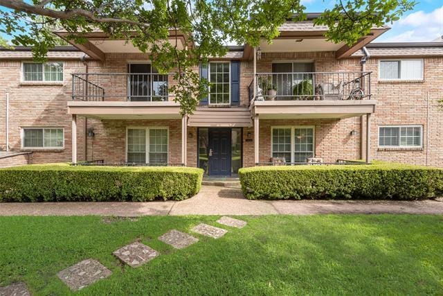 property at 7916 Royal Ln