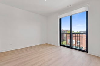 1801 W Grand Ave, Unit 405 in Chicago, IL - Foto de edificio - Building Photo