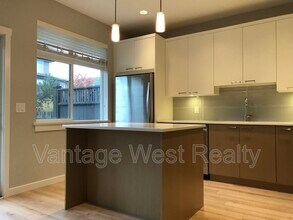 12925 Lake Hill Dr in Lake Country, BC - Building Photo - Building Photo