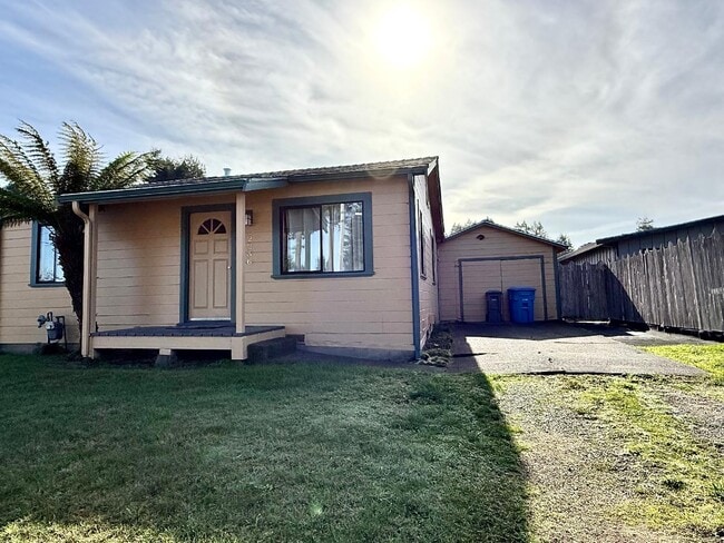 2236 Home Dr in Eureka, CA - Building Photo - Building Photo