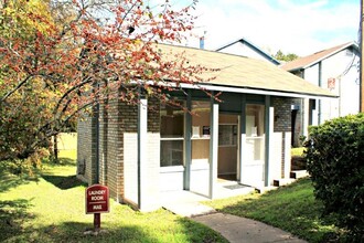 Windwood Apartments in Austin, TX - Foto de edificio - Building Photo