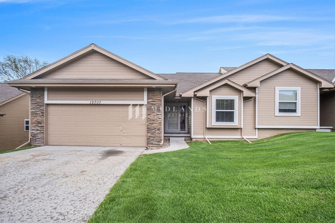 19707 Marinda St in Omaha, NE - Foto de edificio