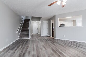 527 Ives Cir NW in Lilburn, GA - Foto de edificio - Building Photo