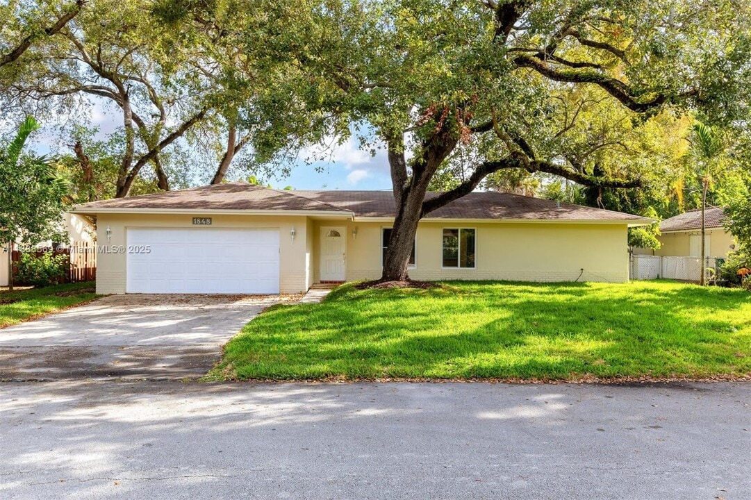 1848 SW 24th Ave in Fort Lauderdale, FL - Foto de edificio