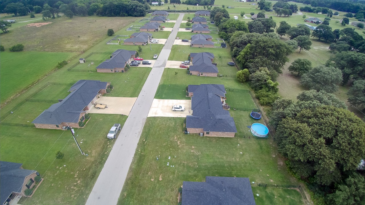 Country Meadows in Lindale, TX - Foto de edificio