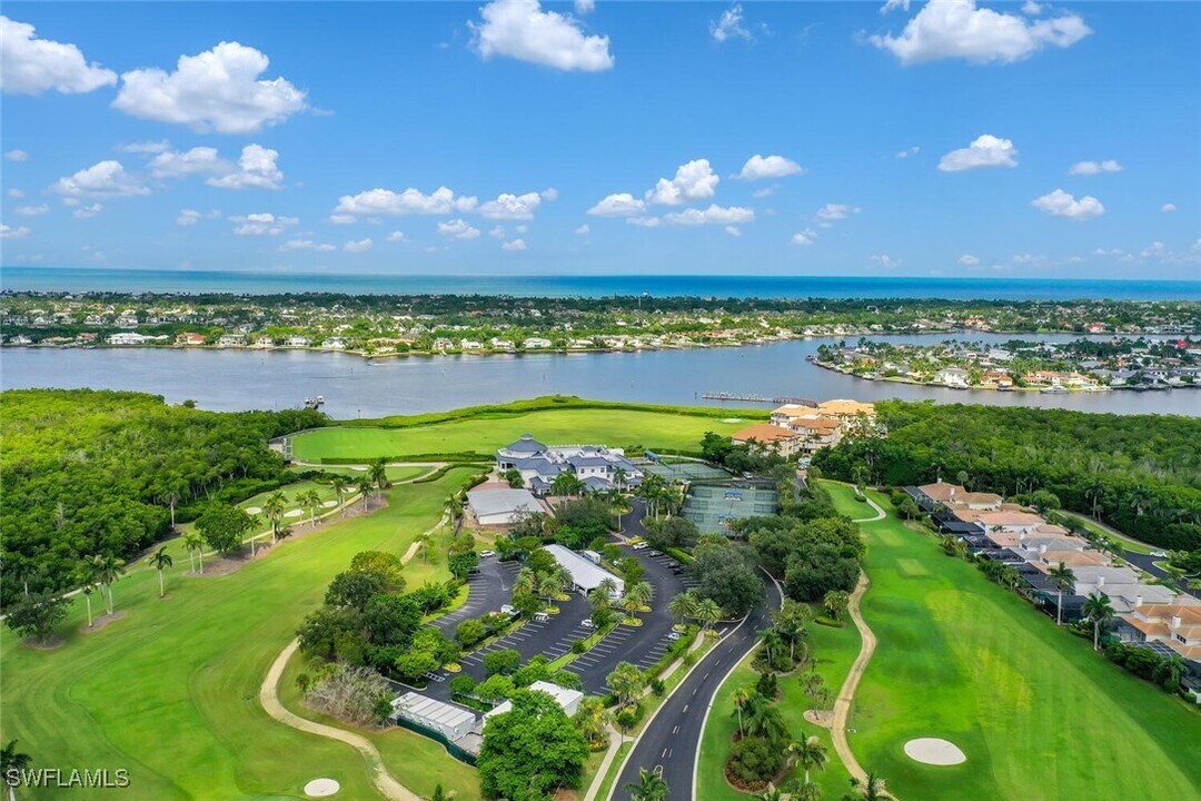 2124 Paget Cir in Naples, FL - Building Photo