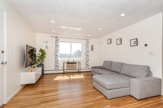32 Jacqueline Rd in Waltham, MA - Building Photo - Building Photo