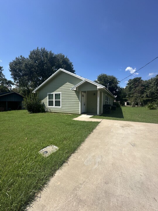 907 Petty St in Brenham, TX - Building Photo