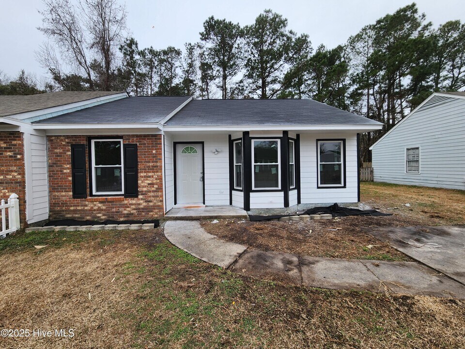 2127 Rolling Ridge Dr in Jacksonville, NC - Building Photo