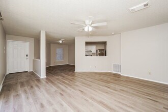 7034 Cole Creek Dr in Converse, TX - Foto de edificio - Building Photo