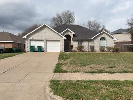 317 Oak Meadow Ln in Cedar Hill, TX - Building Photo