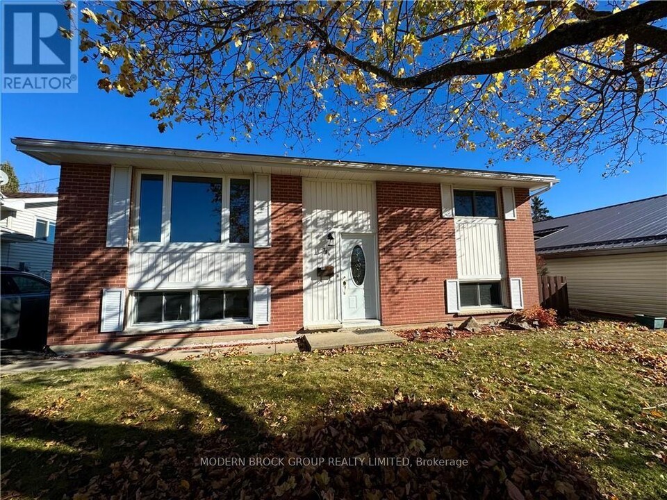 784 Comstock Crescent in Brockville, ON - Building Photo