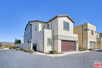 27748 Bridge View Pl in Valencia, CA - Foto de edificio - Building Photo