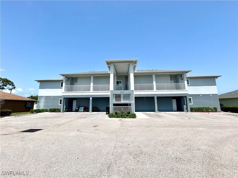 1625 SW 1st Ave in Cape Coral, FL - Building Photo