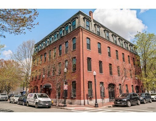 30 E Concord St in Boston, MA - Building Photo