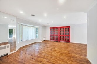 51 Bellwood Dr in New Hyde Park, NY - Building Photo - Building Photo