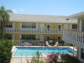 Villas Isabel in Naples, FL - Foto de edificio - Building Photo