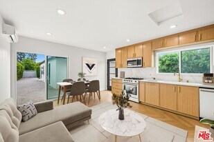 6327 Babcock Ave in Los Angeles, CA - Building Photo