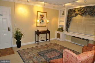 1612 W Abingdon Dr in Alexandria, VA - Building Photo - Building Photo