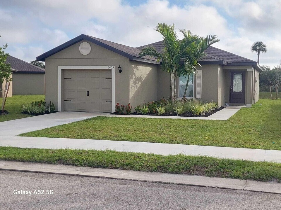5405 Fantasy Dr in Fort Pierce, FL - Building Photo