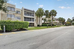 220 Lakeview Dr in Weston, FL - Building Photo