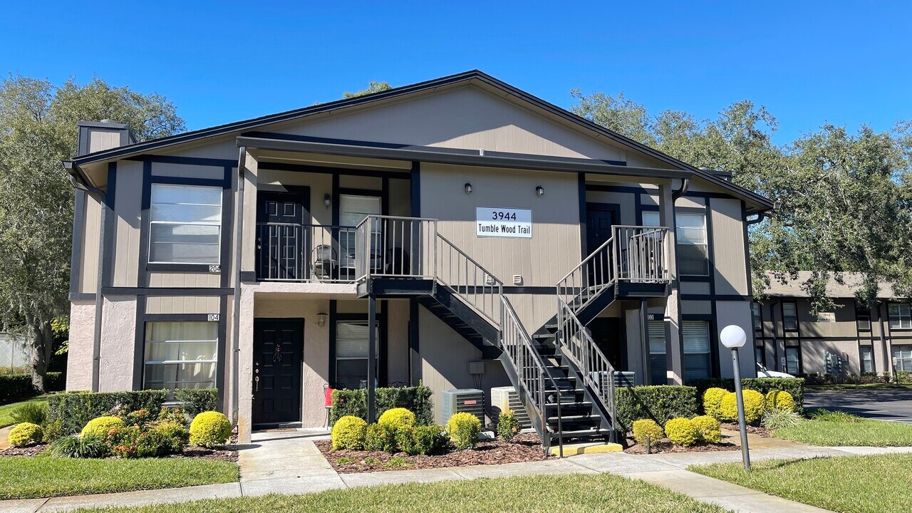 3944 TUMBLE WOOD Trl in Tampa, FL - Building Photo