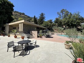 6700 Hillpark Dr in Los Angeles, CA - Building Photo