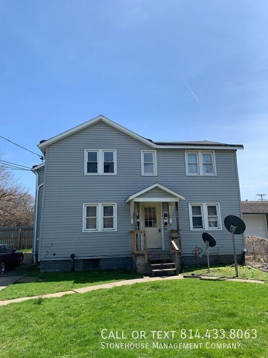 239 E 10th St in Erie, PA - Building Photo