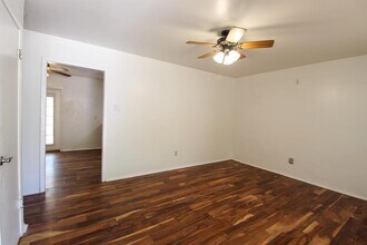1304 Woodlawn St in Lockhart, TX - Building Photo - Building Photo