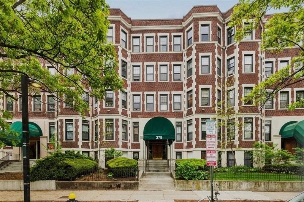 380 Riverway in Boston, MA - Building Photo